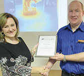 Ann de Beer presents Gavin van Rooy with the SAIMC presenter’s certificate.